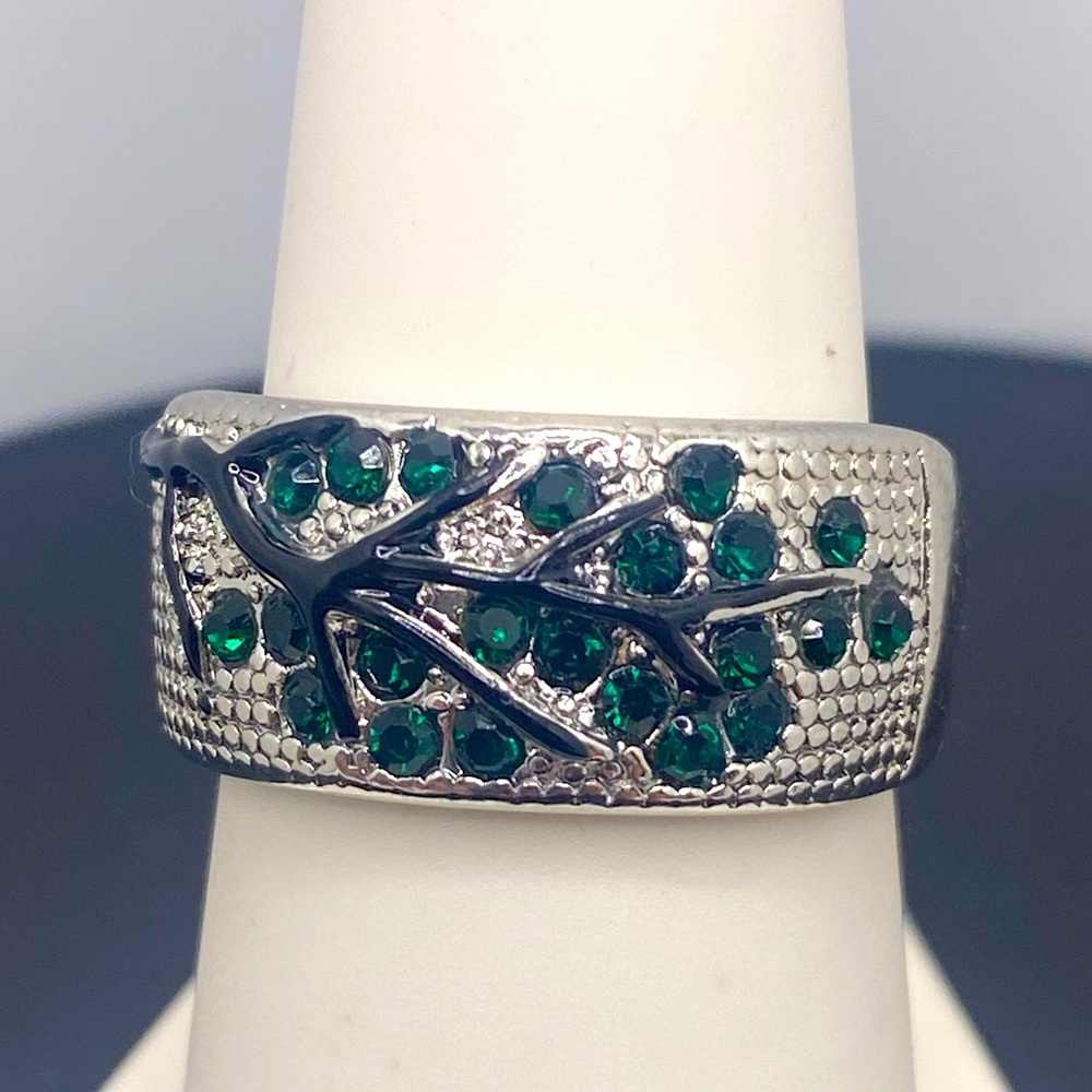 Green stones black vines silver tone band ring